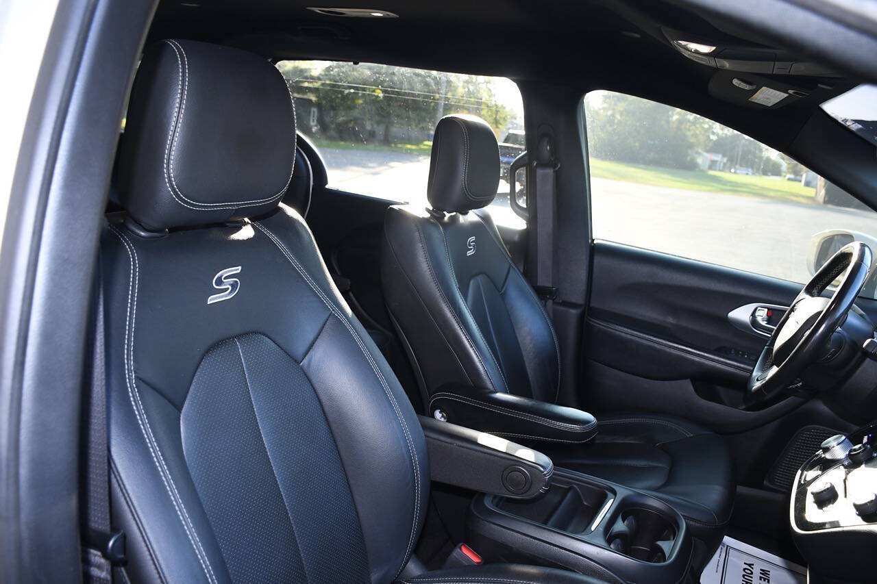 Used 2020 Chrysler Pacifica Touring-L w/ S Appearance Package FWD image 26