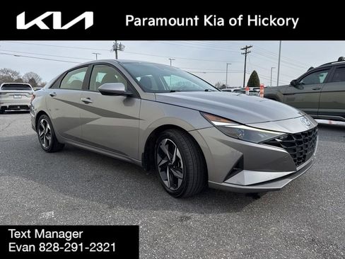 Used 2023 Hyundai Elantra SEL w/ Convenience Package image 3