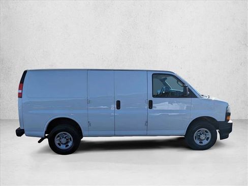 Used 2022 Chevrolet Express 3500 w/ Driver Convenience Package image 4