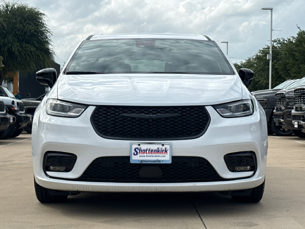 Used 2024 Chrysler Pacifica Limited FWD image 2