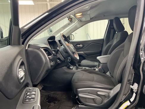 Used 2019 Jeep Cherokee Latitude w/ Popular Appearance Group AWD/4WD image 19