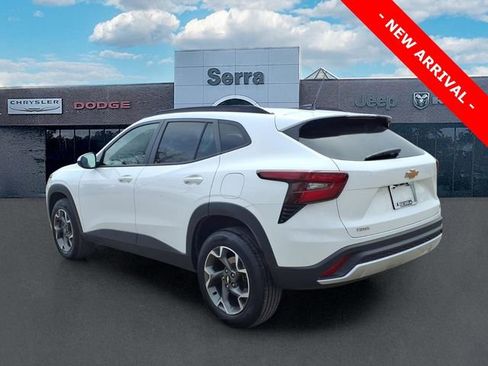 Used 2024 Chevrolet Trax LT w/ LT Convenience Package image 4