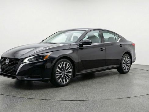 Used 2025 Nissan Altima 2.5 SV image 3