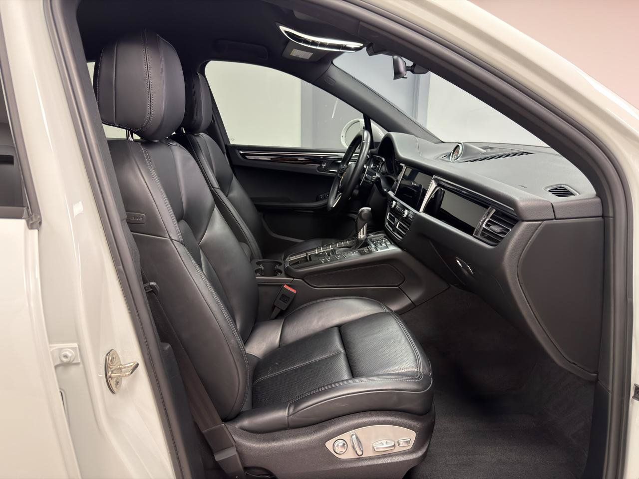Used 2021 Porsche Macan AWD/4WD image 10