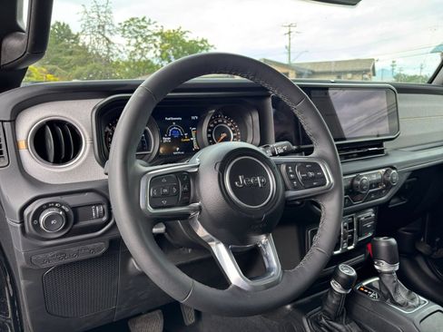 Used 2025 Jeep Wrangler Unlimited Sahara AWD/4WD image 34