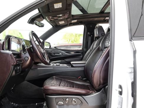 Used 2023 Cadillac Escalade Sport Platinum RWD image 3
