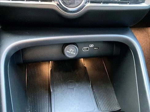 Used 2022 Volvo XC40 P8 Recharge Plus image 23