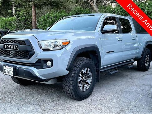Used 2019 Toyota Tacoma TRD Off-Road w/ Technology Package AWD/4WD image 3