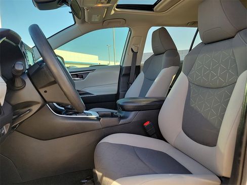 Used 2021 Toyota RAV4 XLE w/ Convenience Package image 19