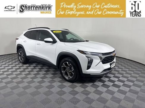 Used 2025 Chevrolet Trax LT w/ LT Convenience Package FWD image 1