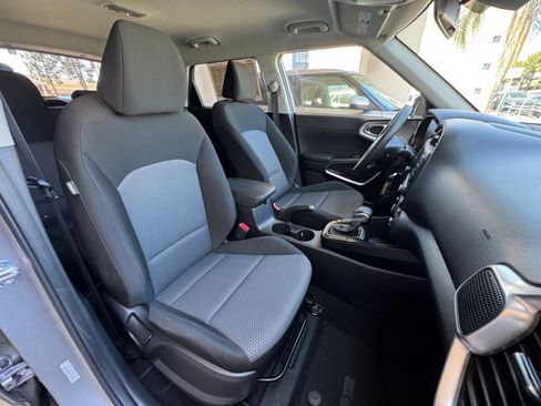 Used 2025 Kia Soul LX w/ LX Technology Package FWD image 34