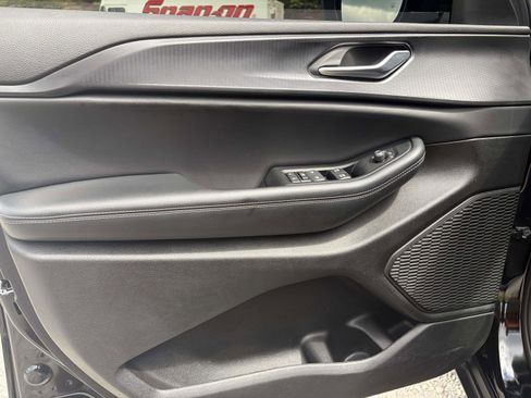 Used 2024 Jeep Grand Cherokee Altitude RWD image 6