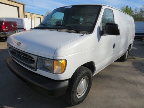 Used 2001 Ford E-150 and Econoline 150 image 1