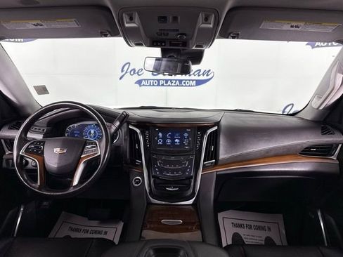 Used 2019 Cadillac Escalade Luxury image 2