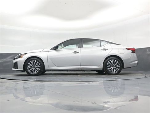 Used 2025 Nissan Altima 2.5 SV image 43