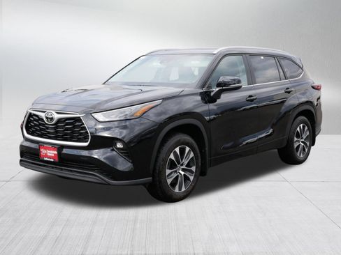 Certified 2026 Toyota Highlander XLE image 3