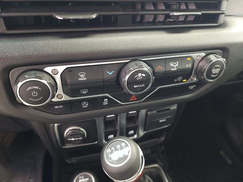 Used 2025 Jeep Wrangler Sport AWD/4WD image 23