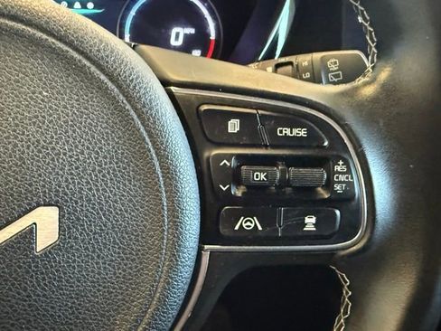 Used 2022 Kia Niro EX image 17