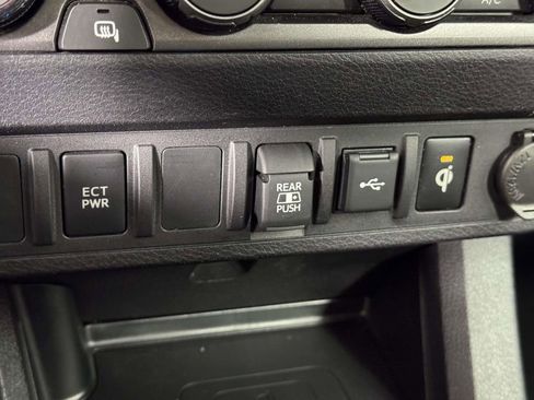 Used 2022 Toyota Tacoma TRD Off-Road AWD/4WD image 30