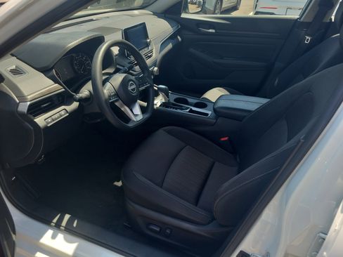 Used 2025 Nissan Altima 2.5 SV FWD image 17