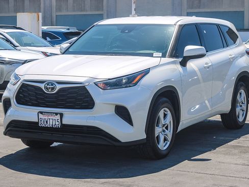 Used 2021 Toyota Highlander L FWD image 3