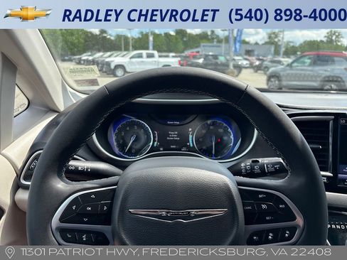 Used 2024 Chrysler Pacifica Touring-L FWD image 12