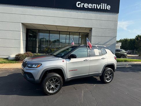 Used 2023 Jeep Compass Trailhawk AWD/4WD image 2