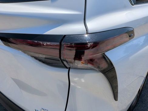 Used 2023 Toyota Sienna XLE FWD image 12
