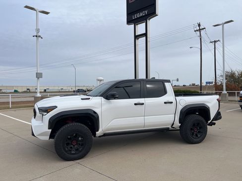 Used 2025 Toyota Tacoma TRD Sport image 3