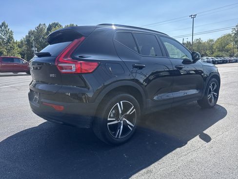 Used 2024 Volvo XC40 B5 Core image 3