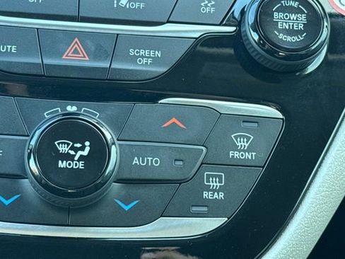 Used 2023 Chrysler Pacifica Touring-L image 30