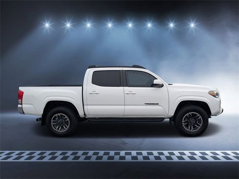 Used 2016 Toyota Tacoma SR5 image 2
