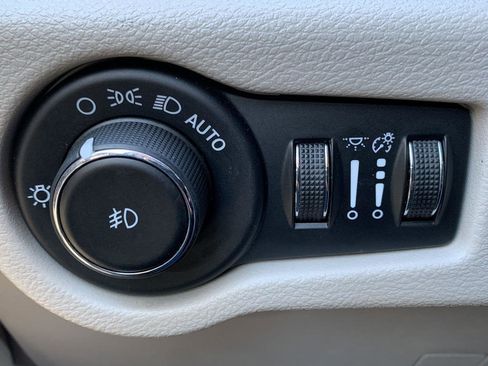 Used 2020 Chrysler Pacifica Touring-L image 9