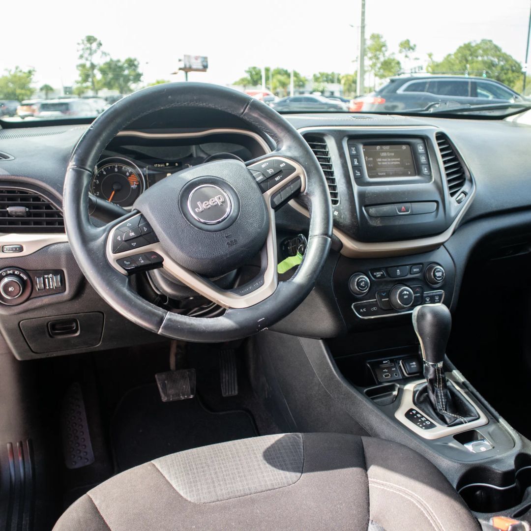 Used 2016 Jeep Cherokee Latitude FWD image 22