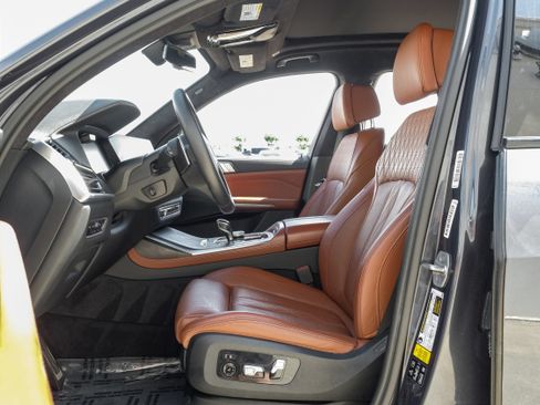 Used 2021 BMW X7 xDrive40i w/ M Sport Package AWD/4WD image 3