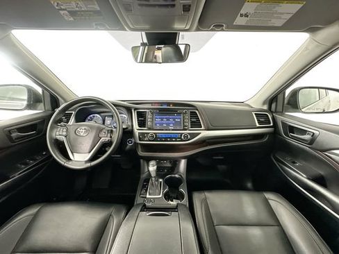 Used 2019 Toyota Highlander XLE AWD/4WD image 3
