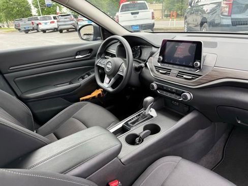 Used 2025 Nissan Altima 2.5 SV FWD image 16