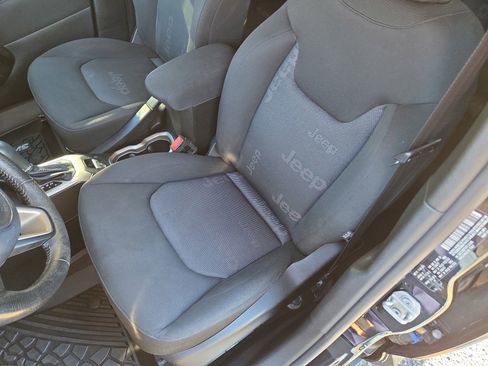 Used 2015 Jeep Renegade Latitude w/ Popular Equipment Group image 12