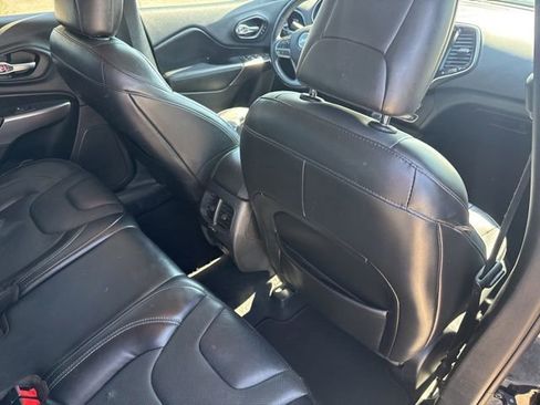 Used 2019 Jeep Cherokee Limited FWD image 15