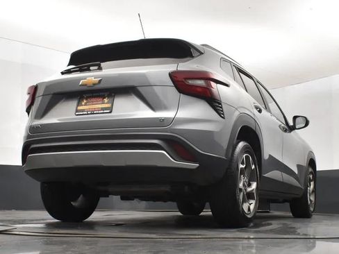 Used 2025 Chevrolet Trax LT w/ LT Convenience Package FWD image 13