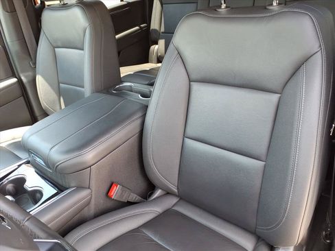 Used 2025 Chevrolet Suburban Z71 AWD/4WD image 19