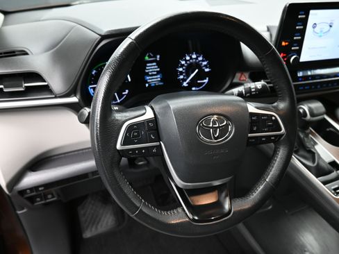 Used 2023 Toyota Sienna XLE image 8