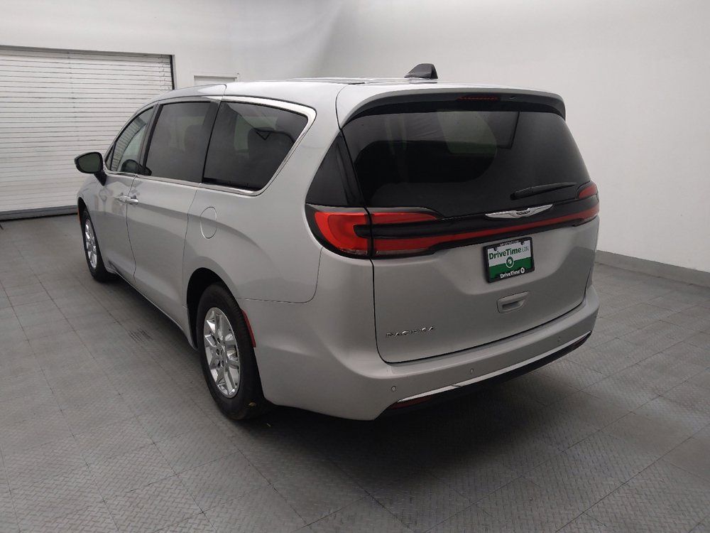 Used 2024 Chrysler Pacifica Touring-L FWD image 5