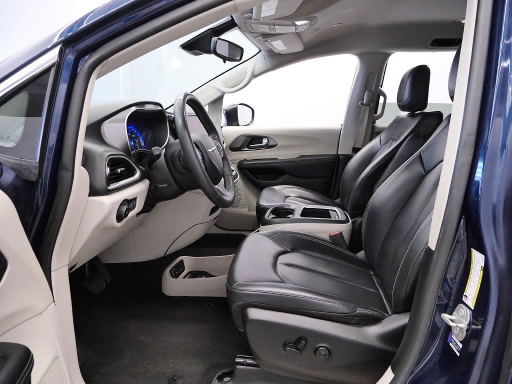 Certified 2023 Chrysler Pacifica Touring-L FWD image 13