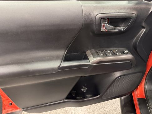 Used 2018 Toyota Tacoma TRD Sport image 21