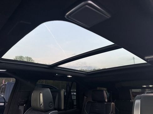 Used 2025 Cadillac Escalade Premium Luxury Platinum image 14