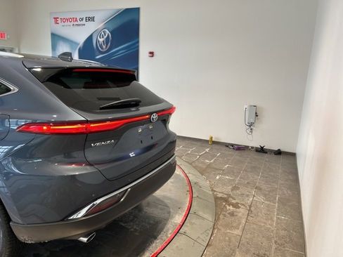 Used 2023 Toyota Venza XLE image 5