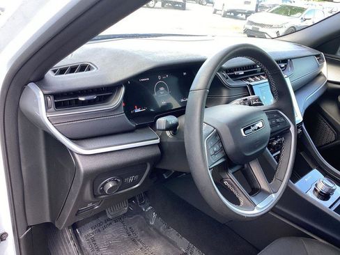 Used 2025 Jeep Grand Cherokee Laredo w/ Luxury Tech Group I AWD/4WD image 9