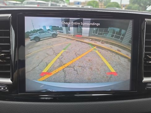 Used 2024 Chrysler Pacifica Touring-L FWD image 26