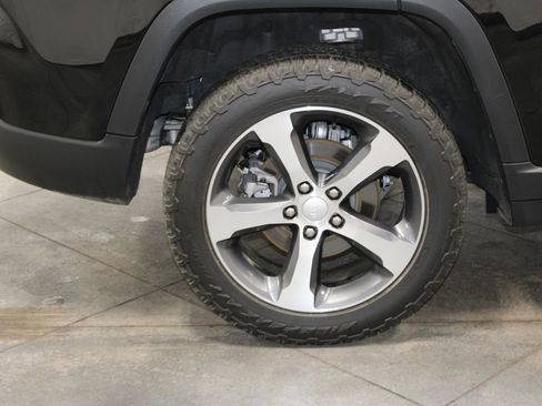 Used 2023 Jeep Grand Cherokee Limited image 50